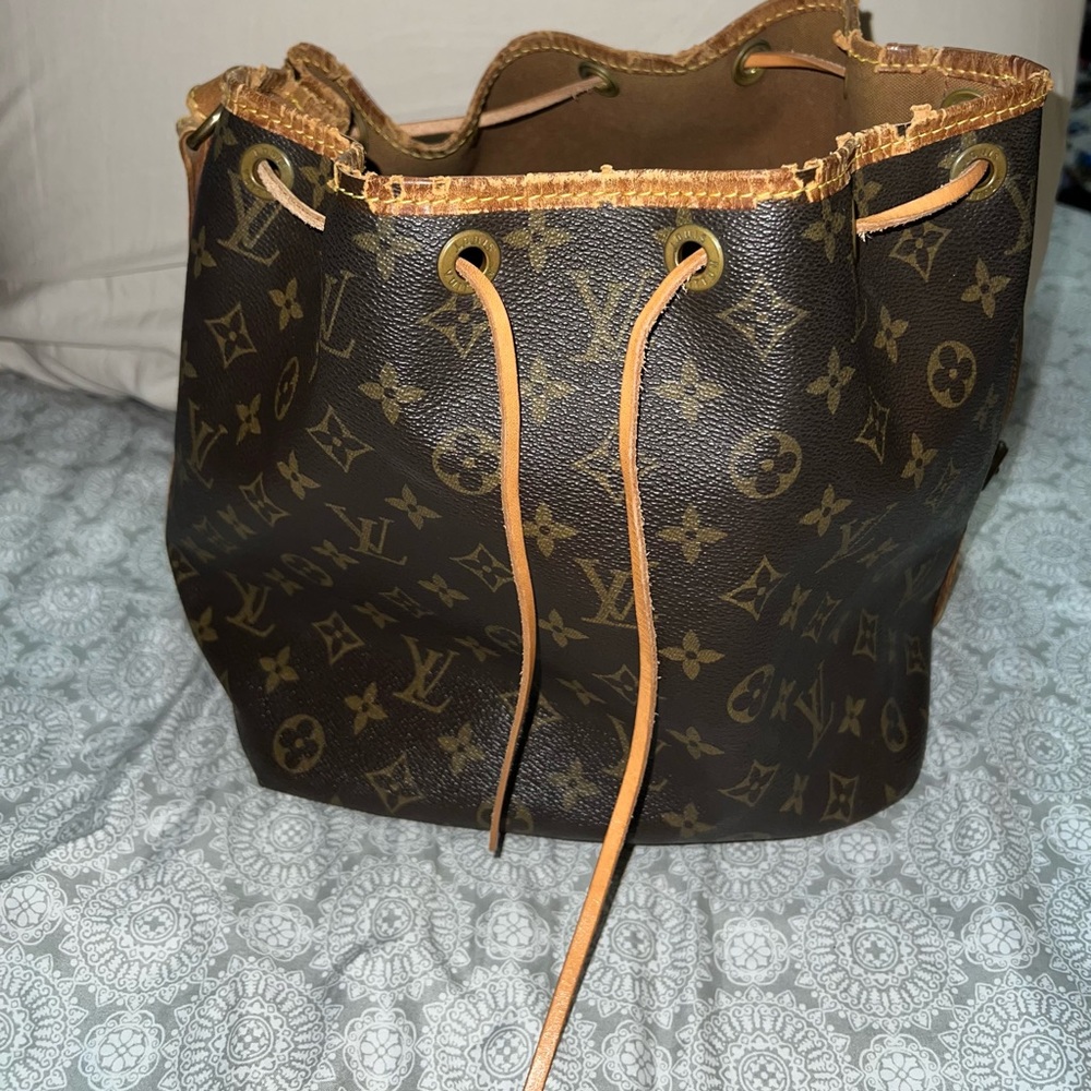 L V Noe Bucket Bag
